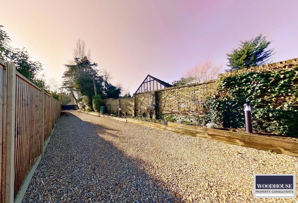 Property photo 2 of 28