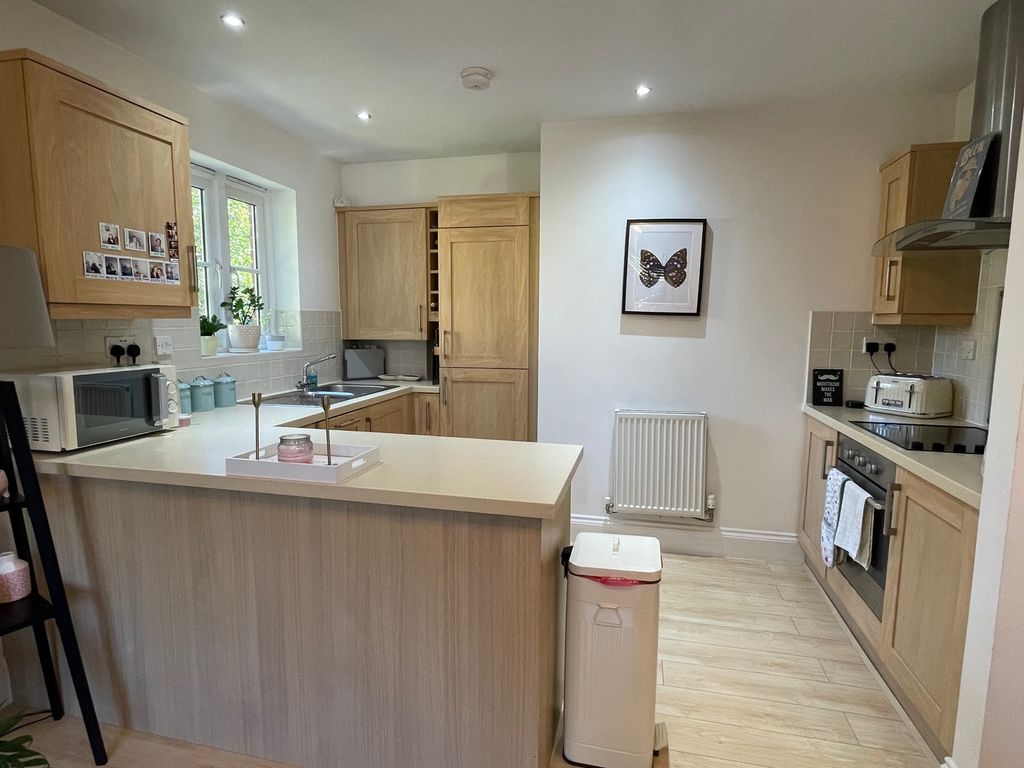 Property photo 3 of 9 Kitchen