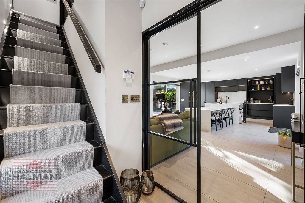 Property photo 2 of 28 Entrance