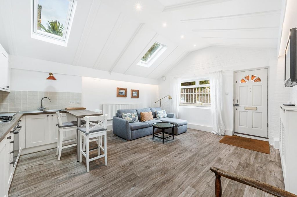 Property photo 1 of 6 64 The Avenue-4.Jpg