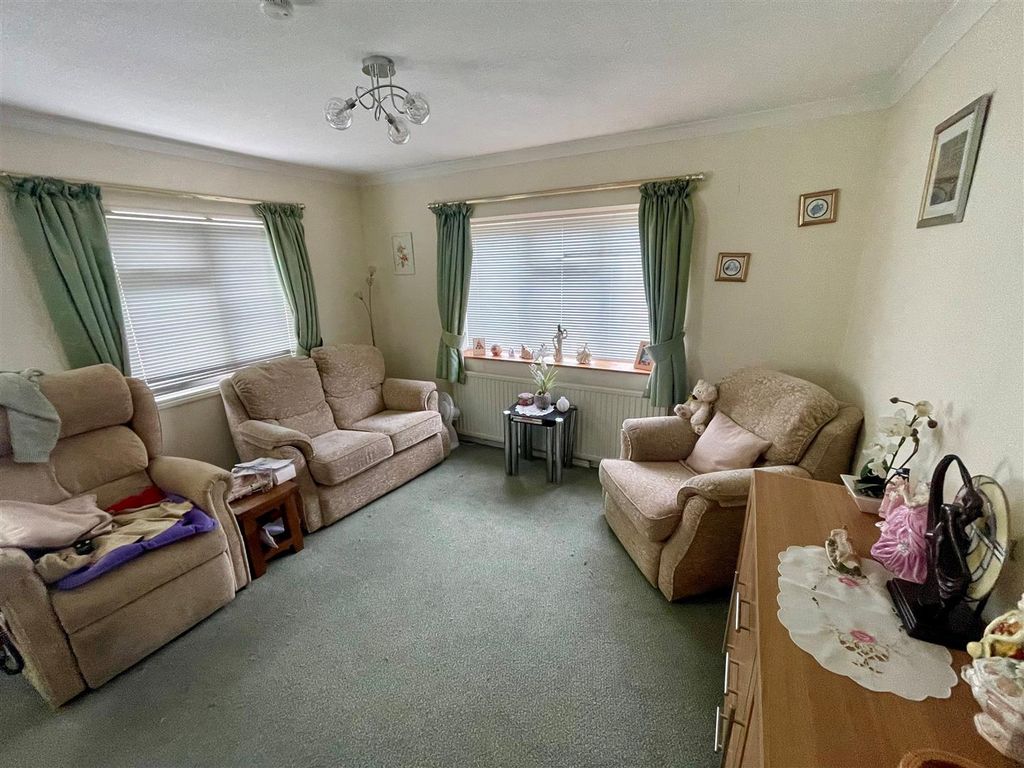 Property photo 2 of 11 Lounge