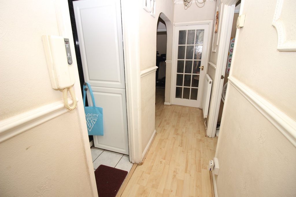 Property photo 2 of 9 Hallway