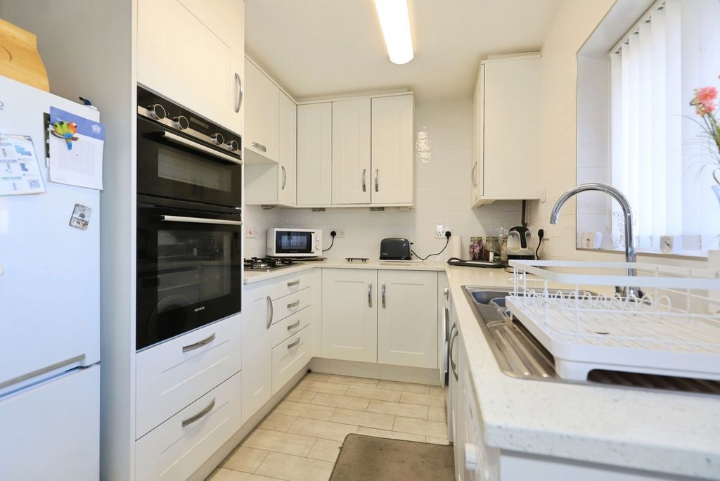 Property photo 3 of 10 Fitted Kitchen