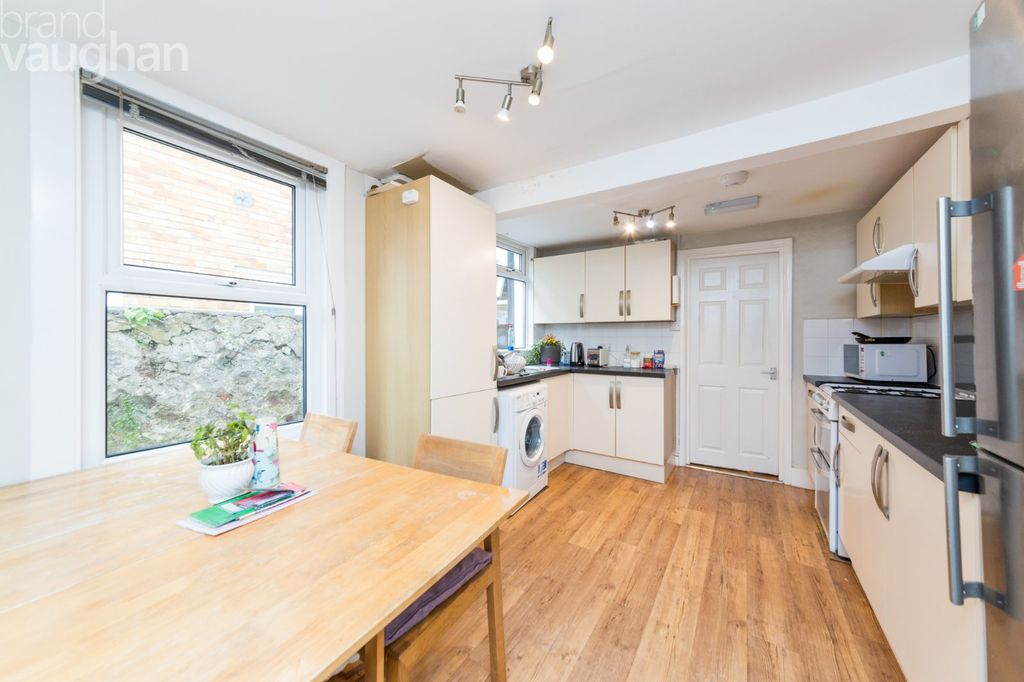 Property photo 2 of 17 Picture No. 27