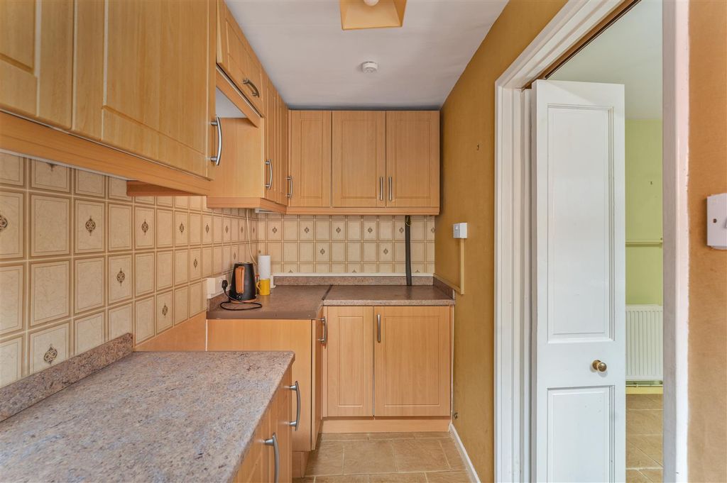 Property photo 3 of 11 7 Hastings Road, Banbury-12.Jpg