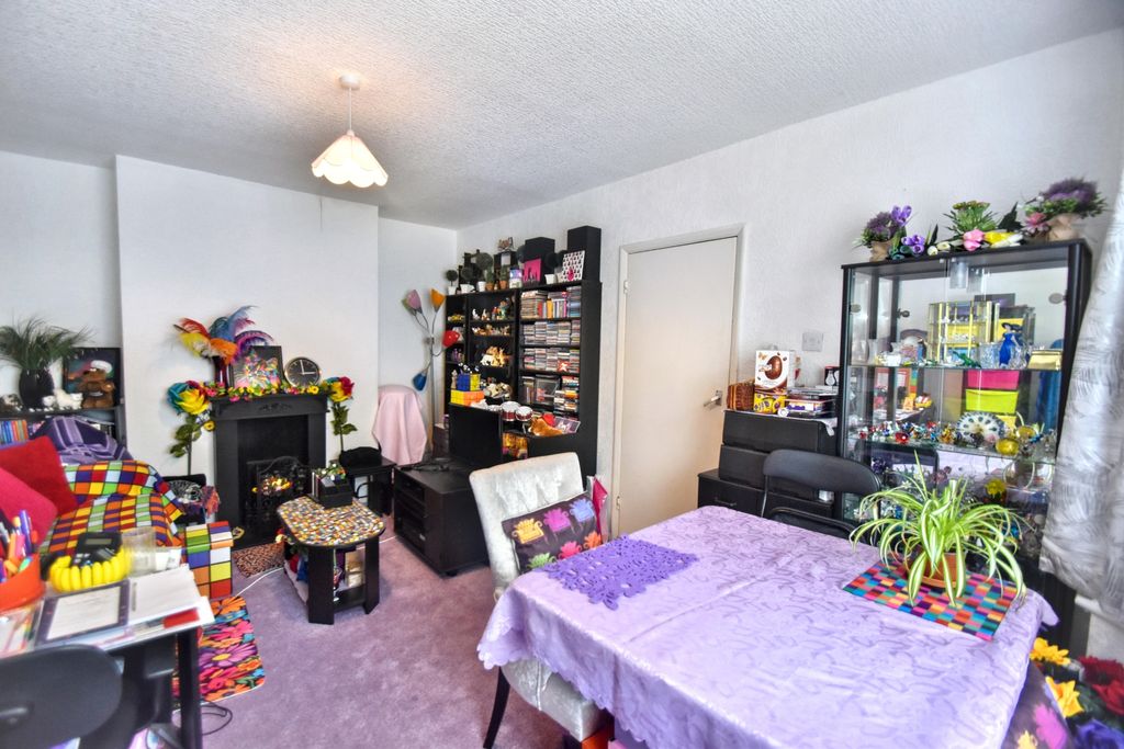 Property photo 3 of 17 Lounge