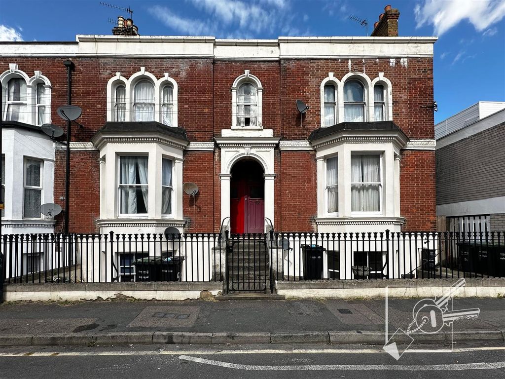 Property photo 1 of 10 External