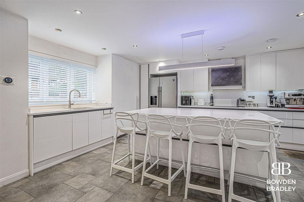 Property photo 2 of 20 Kitchen