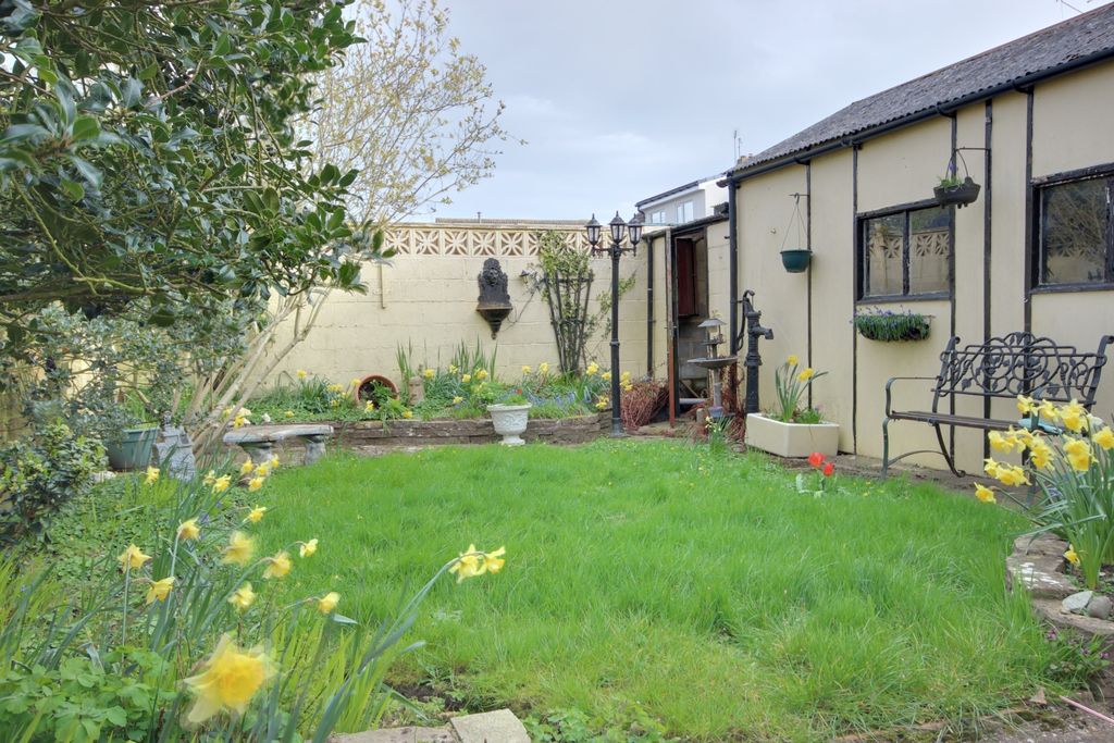 Property photo 2 of 19 1 Garden A