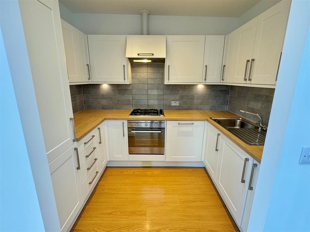 Property photo 3 of 11 10 Tre Lowen Kitchen