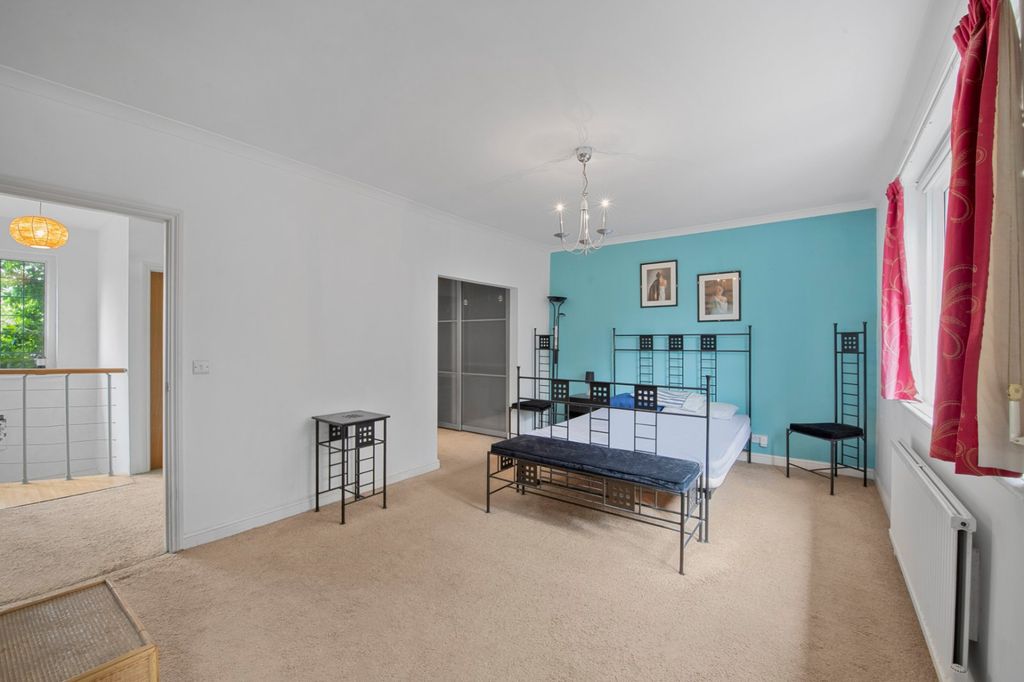 Property photo 2 of 28