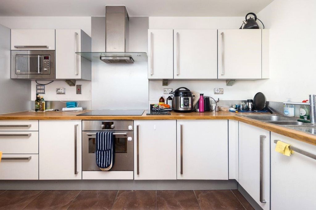 Property photo 3 of 8 Kitchen