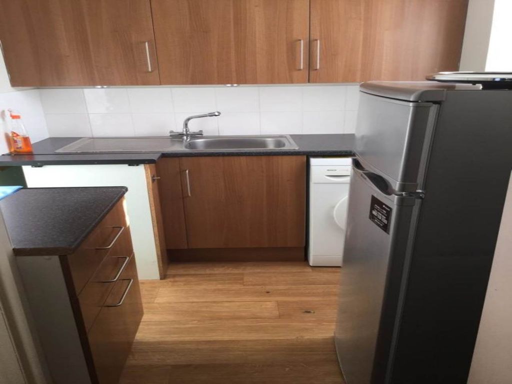 Property photo 3 of 4 Kitchen 3 Slades Close