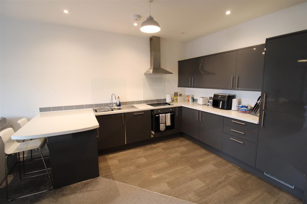 Property photo 2 of 11 Kitchen