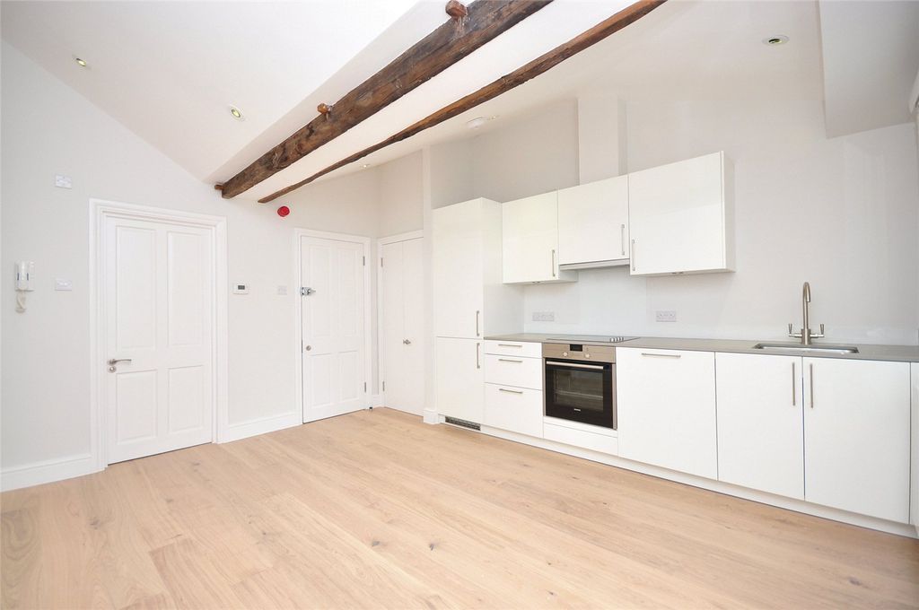Property photo 2 of 4 Ganton Street