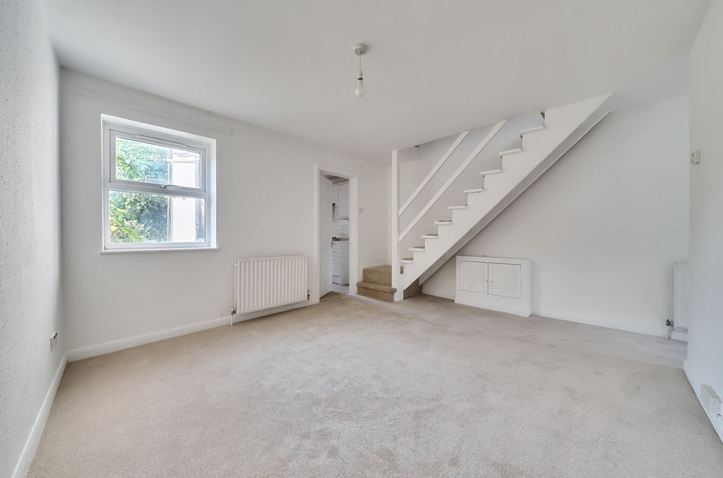 Property photo 3 of 13 1330909-7-68930Ad...