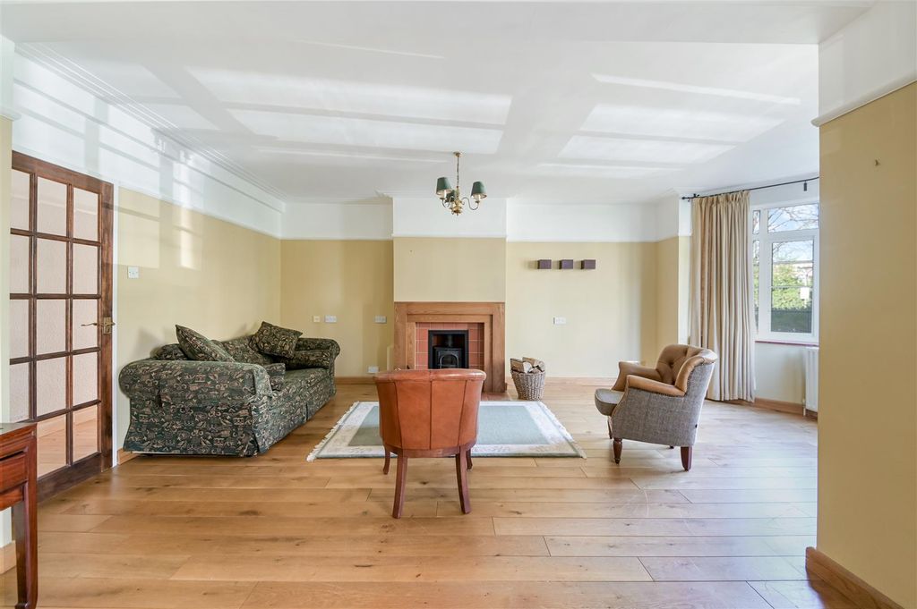 Property photo 2 of 16 The Chilterns,2-17.Jpg