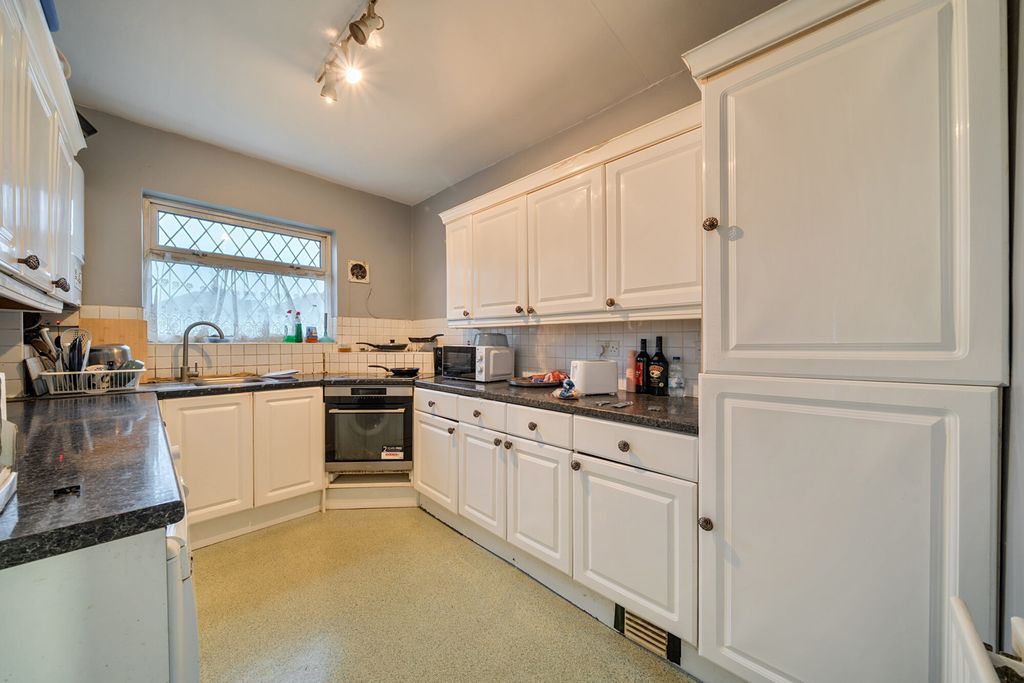 Property photo 3 of 11 Kitchen