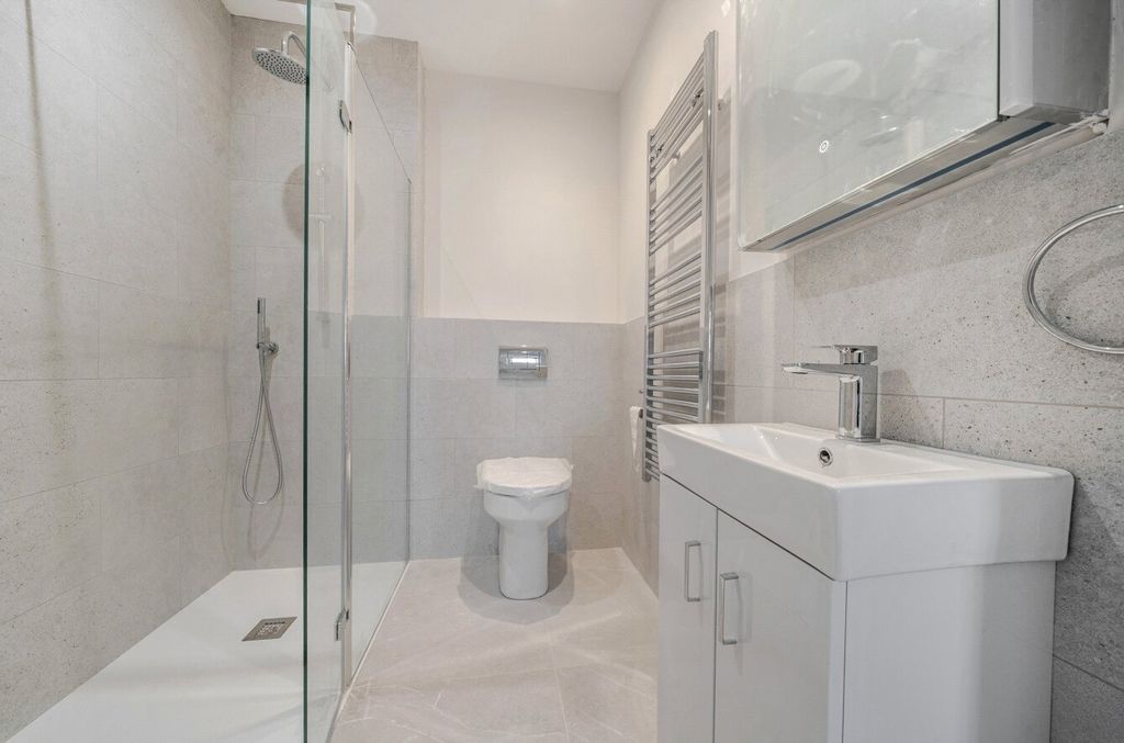 Property photo 2 of 9 En Suite