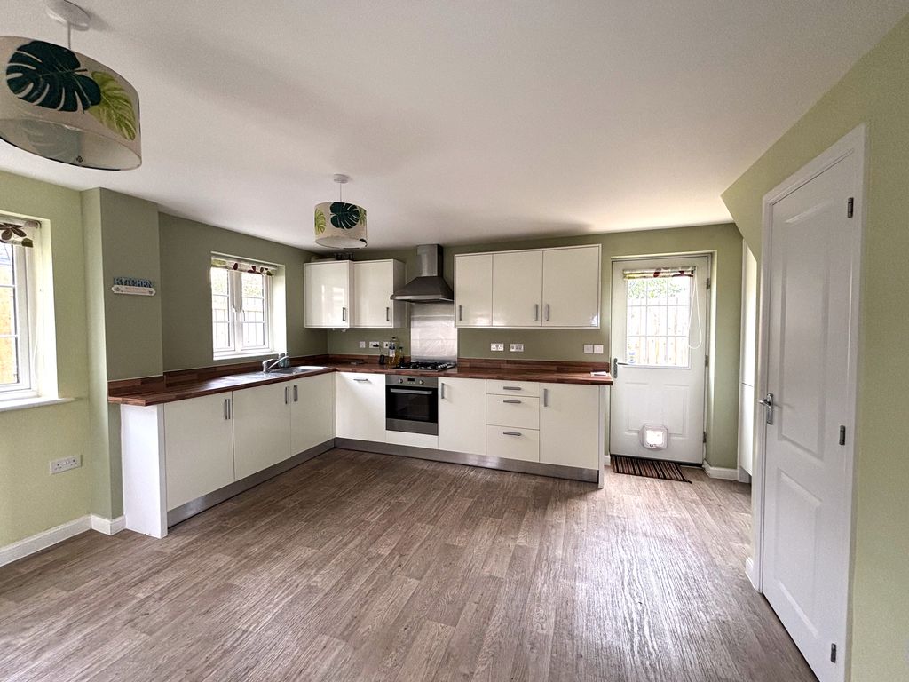 Property photo 2 of 18 Kitchen