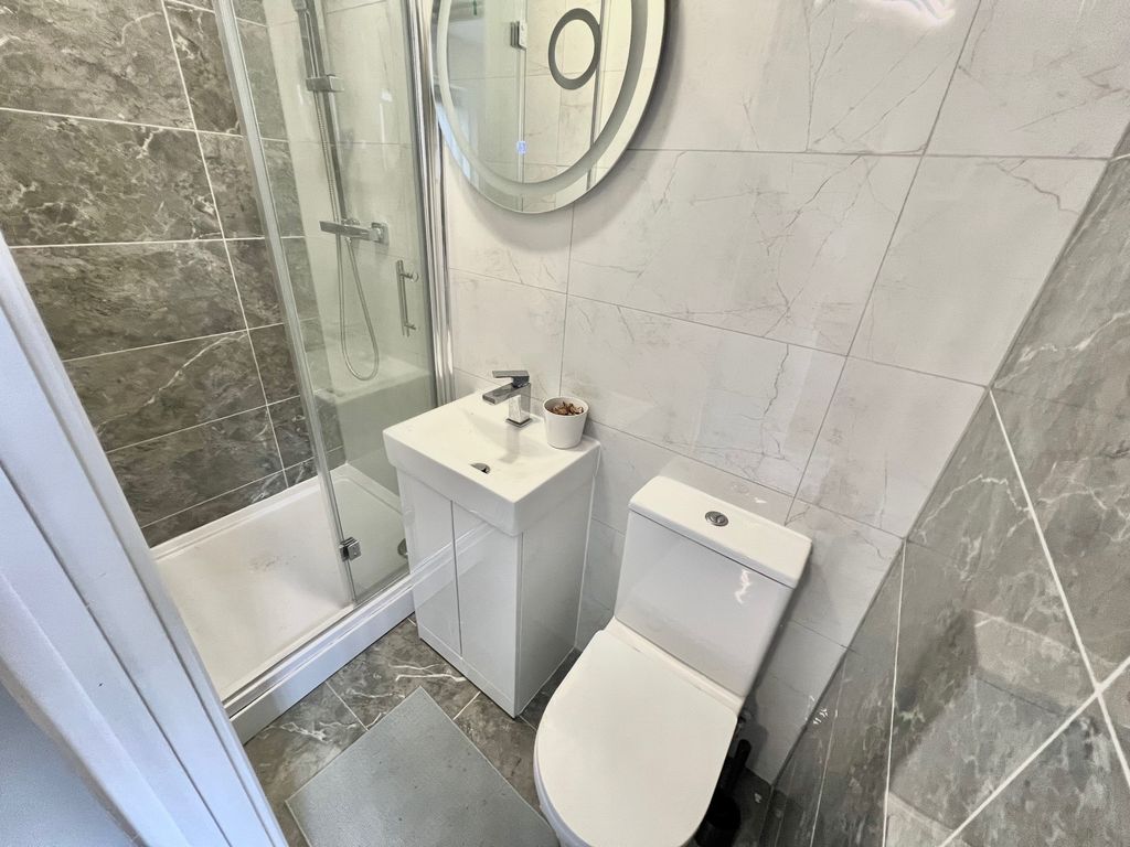 Property photo 3 of 6 Ensuite