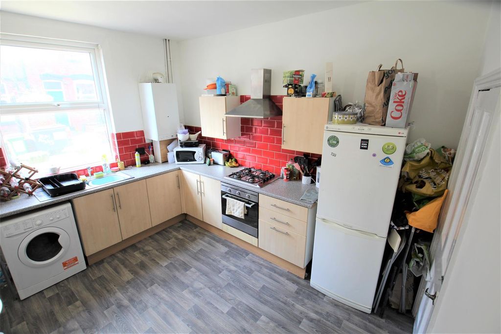 Property photo 3 of 10 Kitchen.Jpg