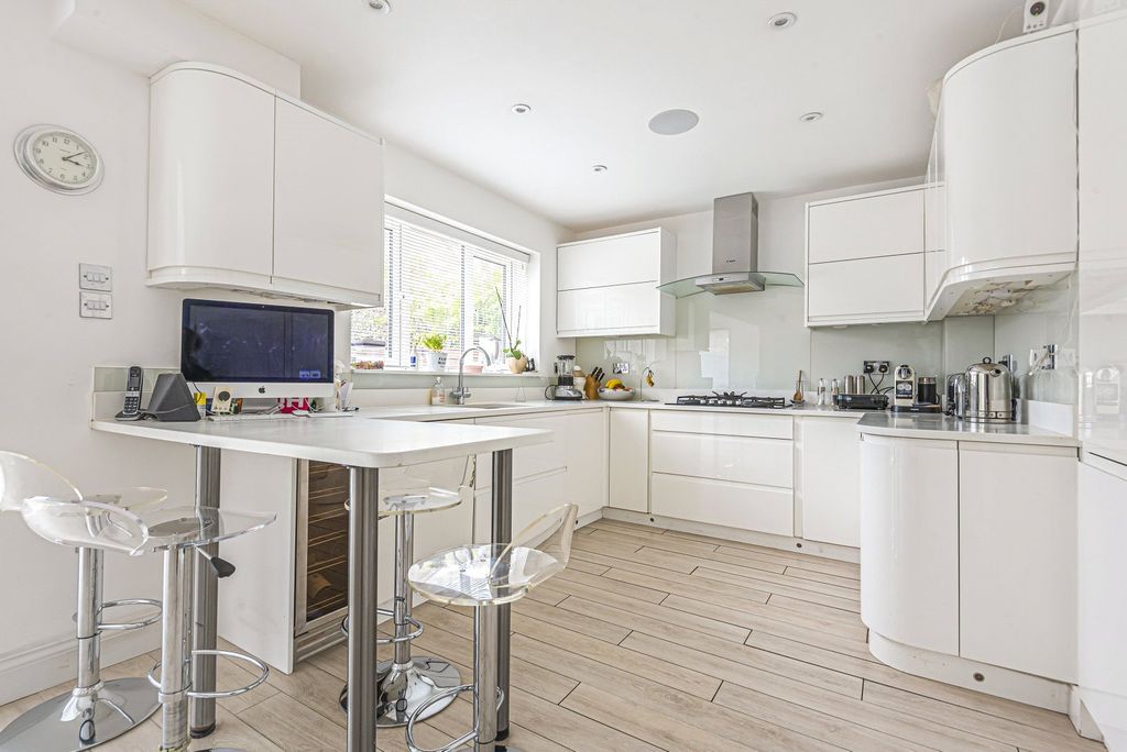Property photo 3 of 10 Kitchen