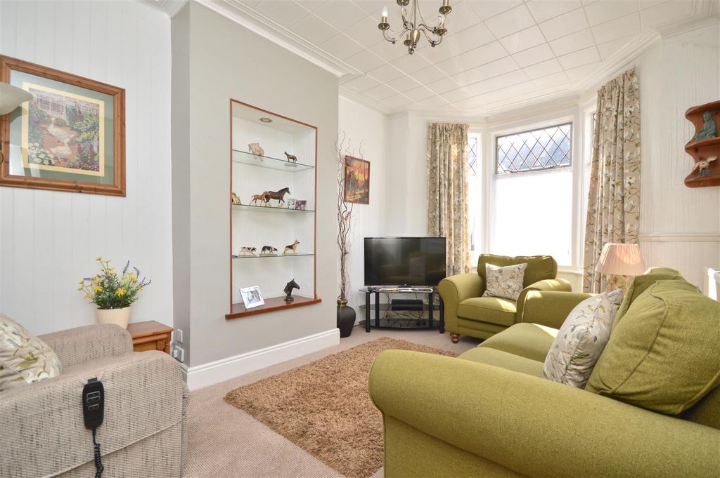 Property photo 3 of 18 Sitting Room