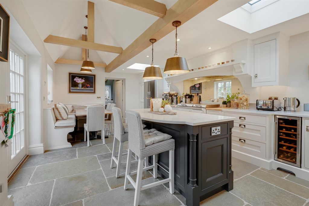 Property photo 2 of 52