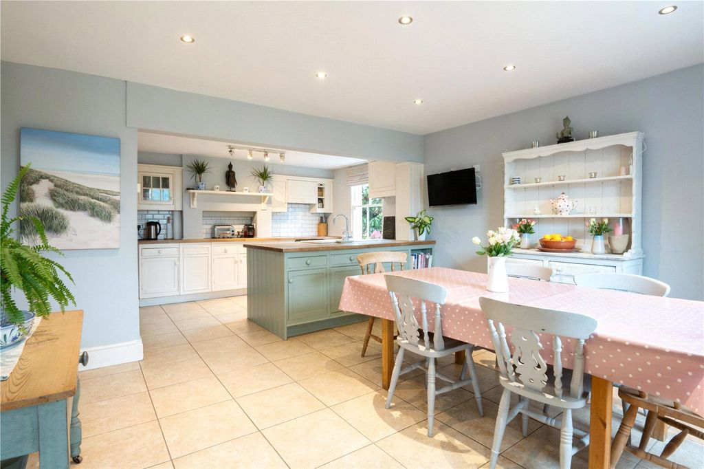 Property photo 3 of 17 Dining Area