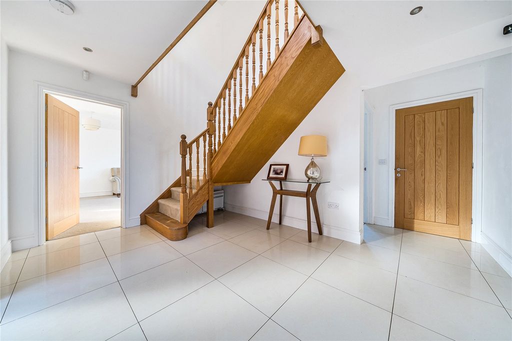 Property photo 2 of 18 Entrance Hall