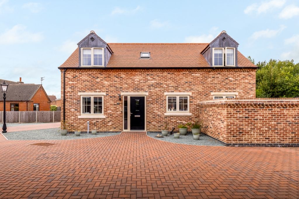 Property photo 1 of 31 1 Parker Close (Frampton)-6