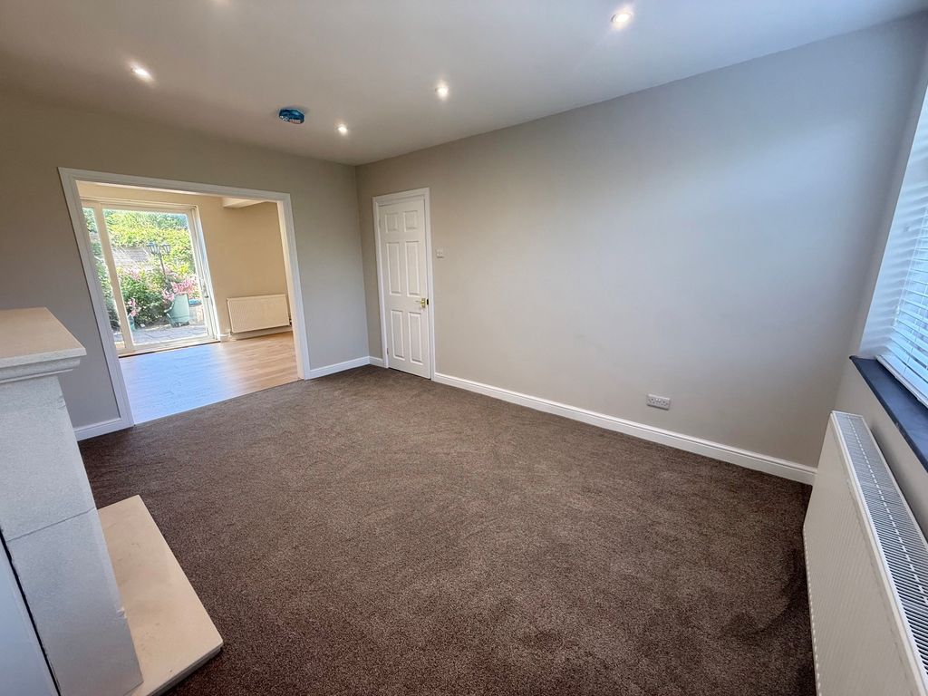 Property photo 3 of 21 Living Room