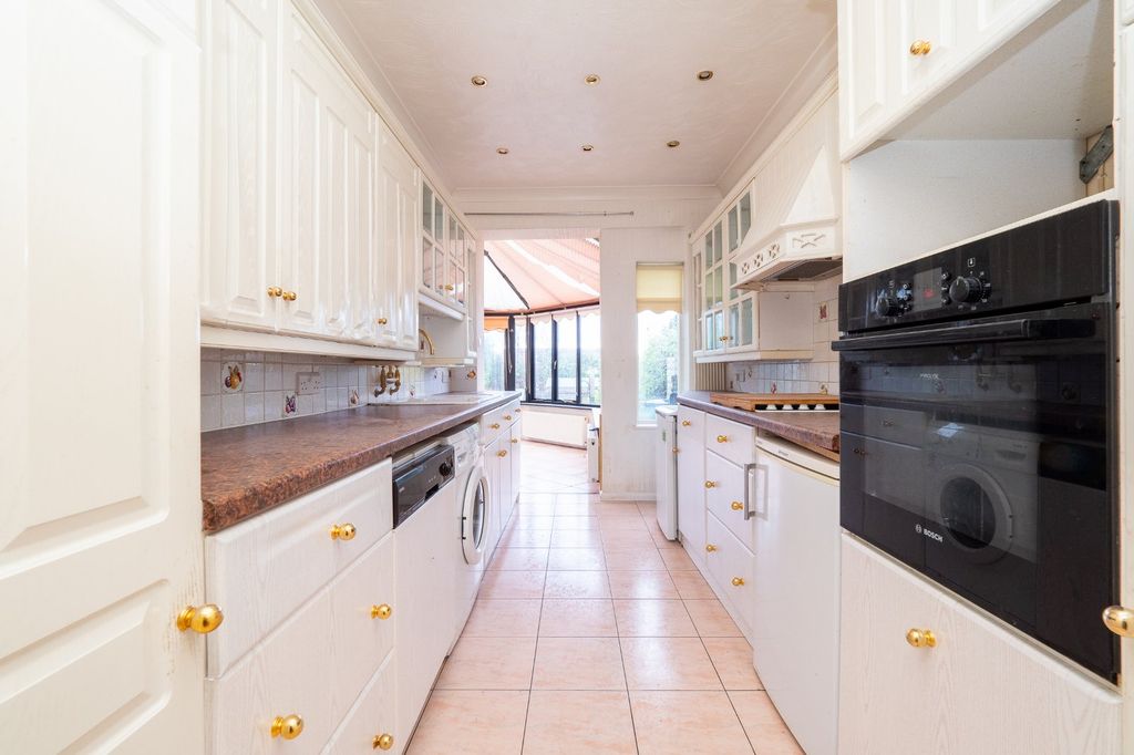 Property photo 2 of 19 Kitchen