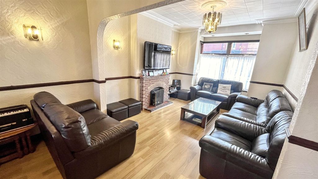 Property photo 3 of 21 Through Lounge