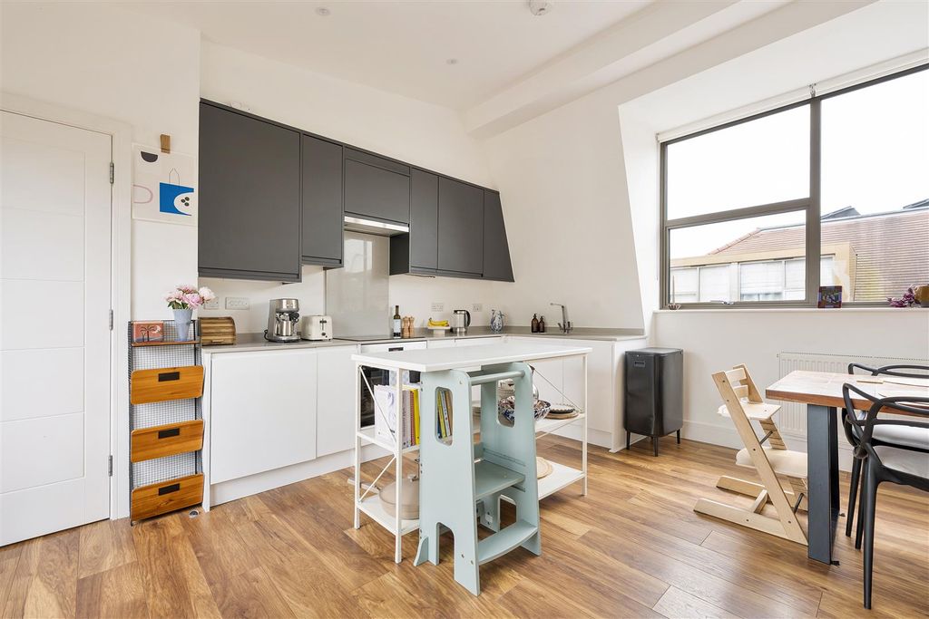 Property photo 3 of 35 Croft Mews, E10