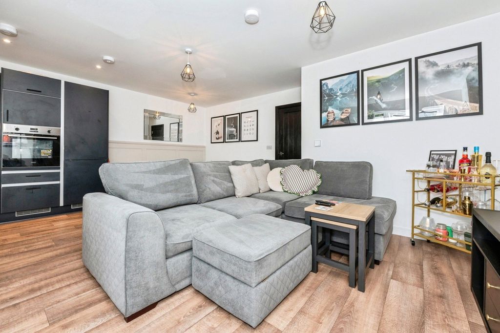 Property photo 3 of 13 Pbox-Img.Jpg