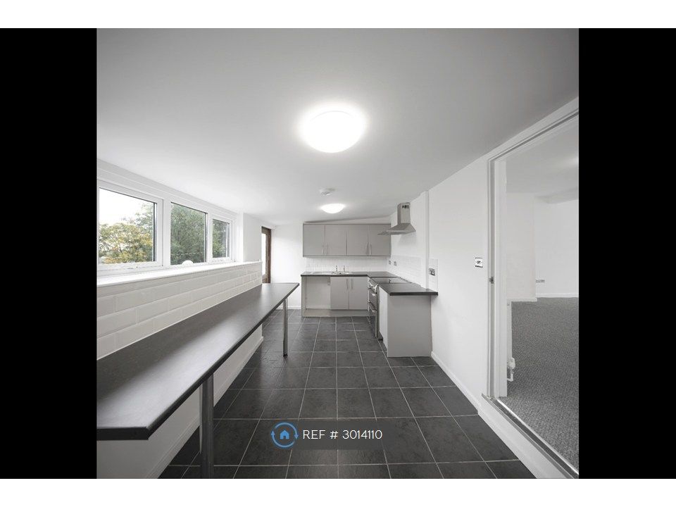 Property photo 3 of 8 Kitchen