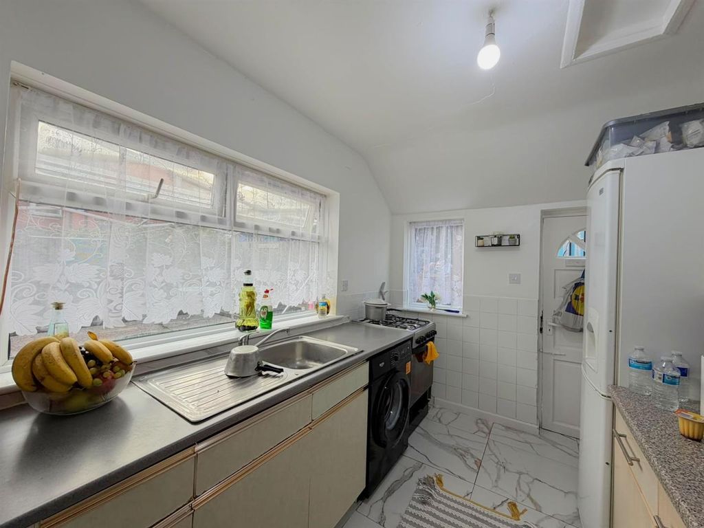Property photo 3 of 11 Kitchen