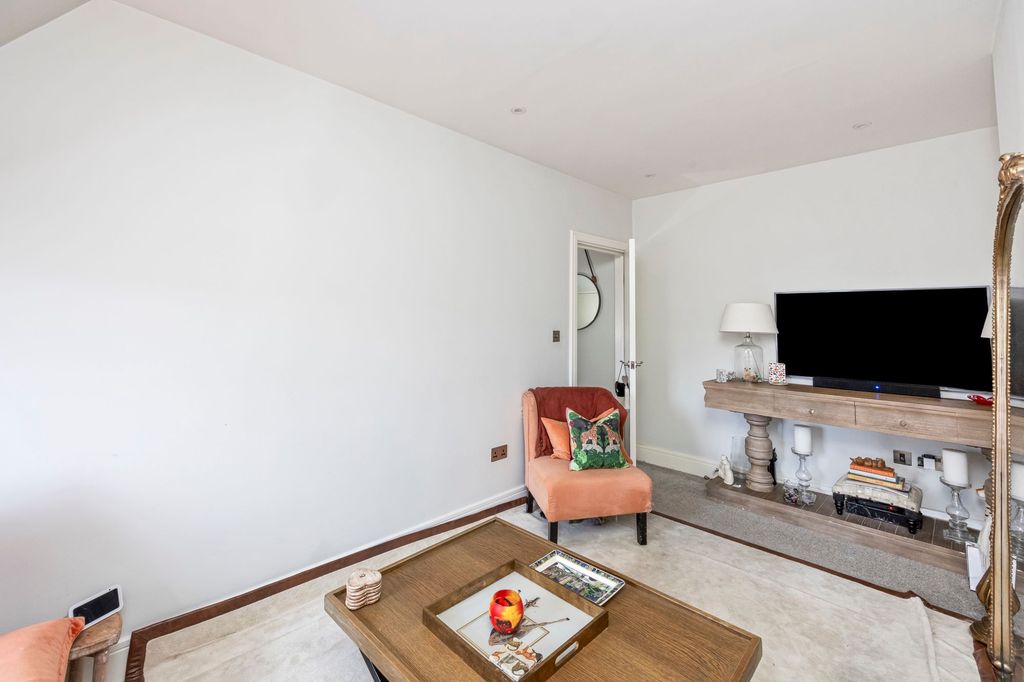 Additional image 9 of 3 bed flat for saleSyresham Gardens, The Priory Syresham Gardens RH16