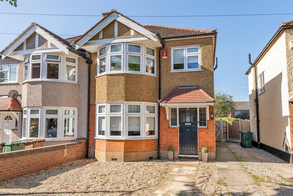 Property photo 1 of 18 Queens Grove Road, E4