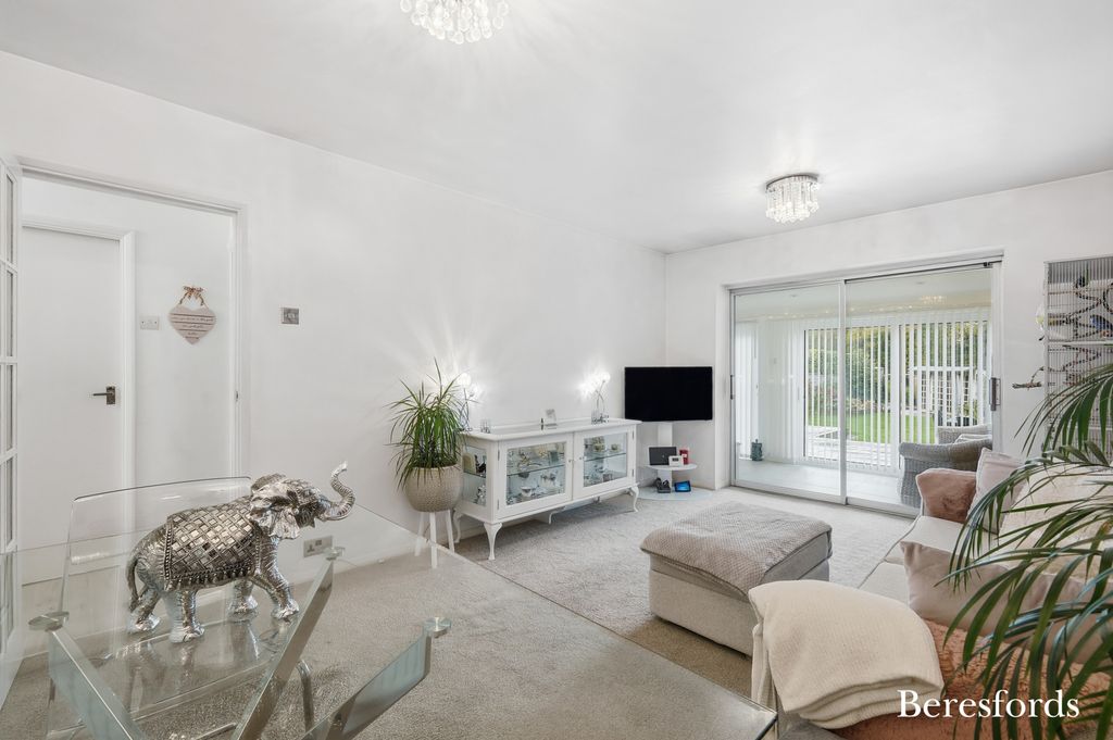 Property photo 3 of 20 Lounge