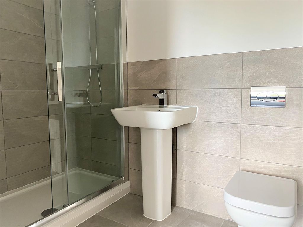 Property photo 3 of 7 En-Suite Bathroom