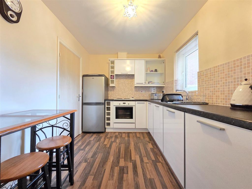 Property photo 2 of 8 Kitchen