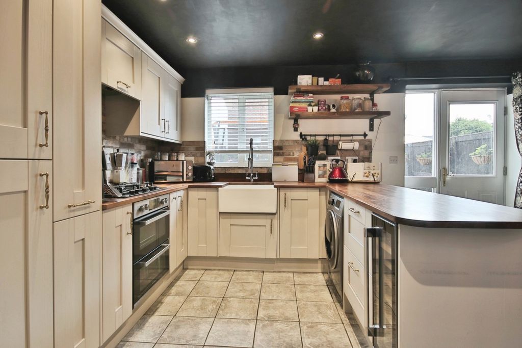 Property photo 3 of 18 4197427