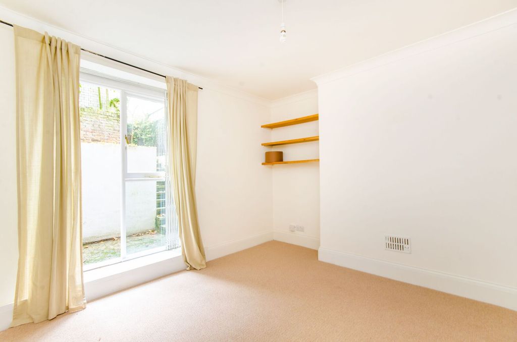 Property photo 3 of 6