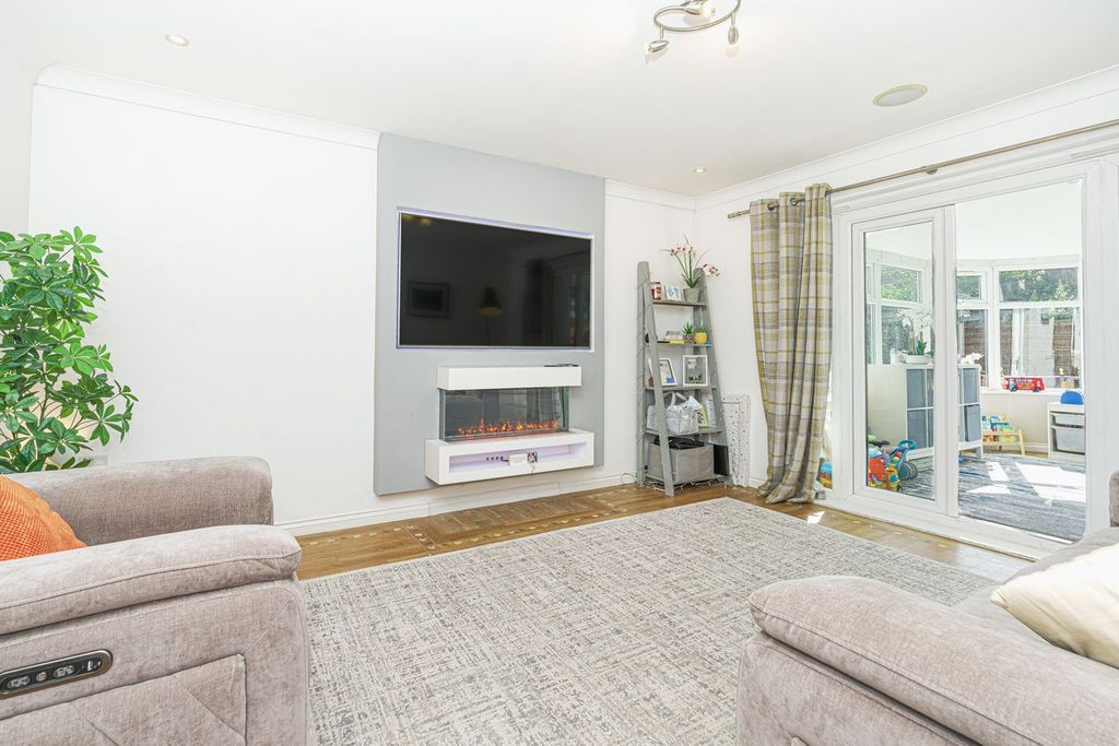 Property photo 2 of 31
