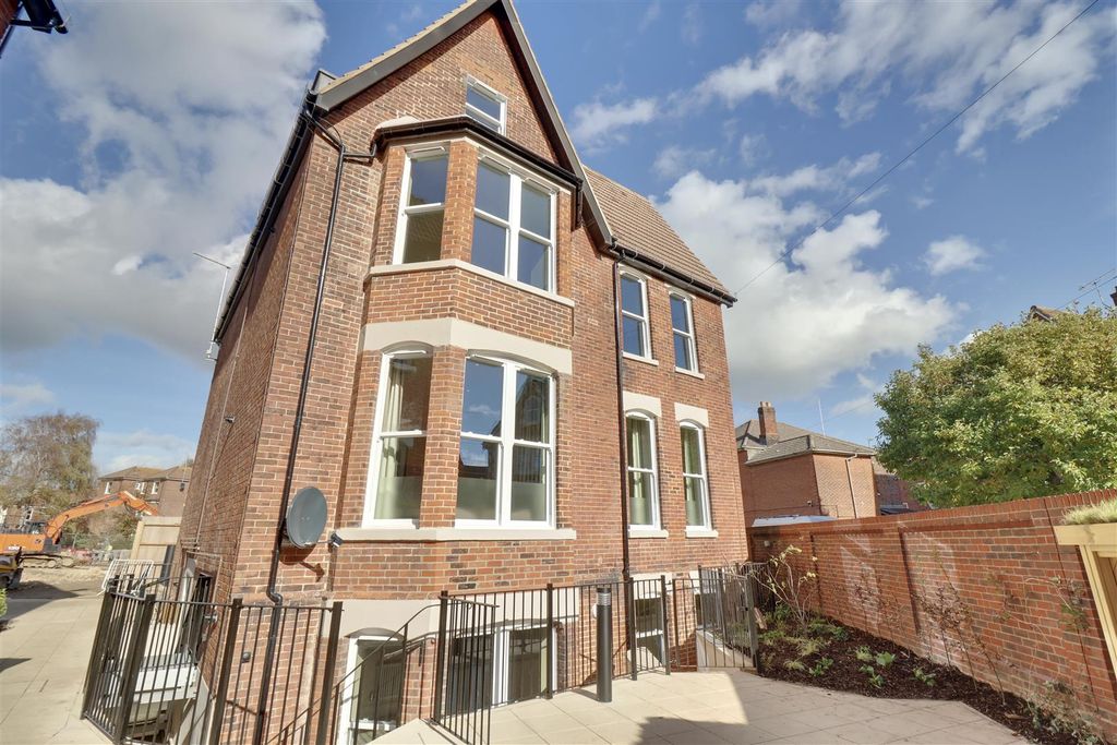 Property photo 1 of 22 CD2Ae2B6-669F-4C3D-A99F-353914B0CC4A_1_201_A.Jpeg