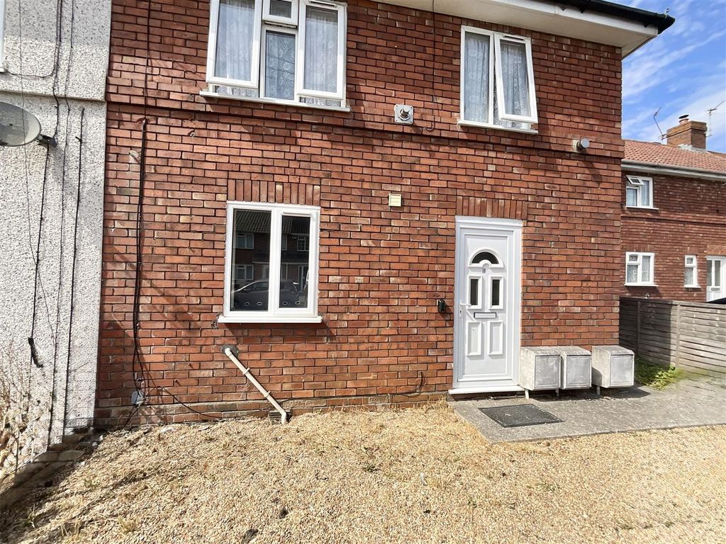 Property photo 1 of 6 Parking & Garden