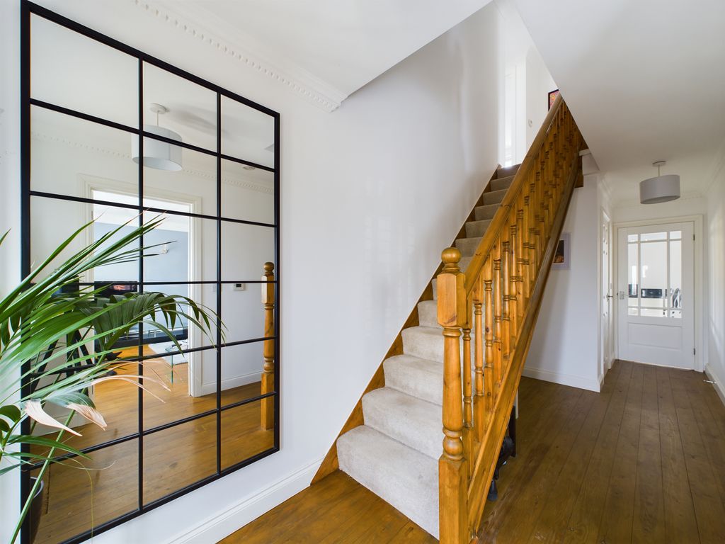 Property photo 3 of 25 Entrance Hall